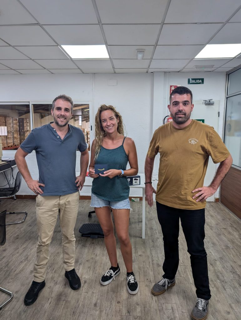 Entregando el premio a nuestra compañera Ana Cebriá, ganadora del concurso de fotografía